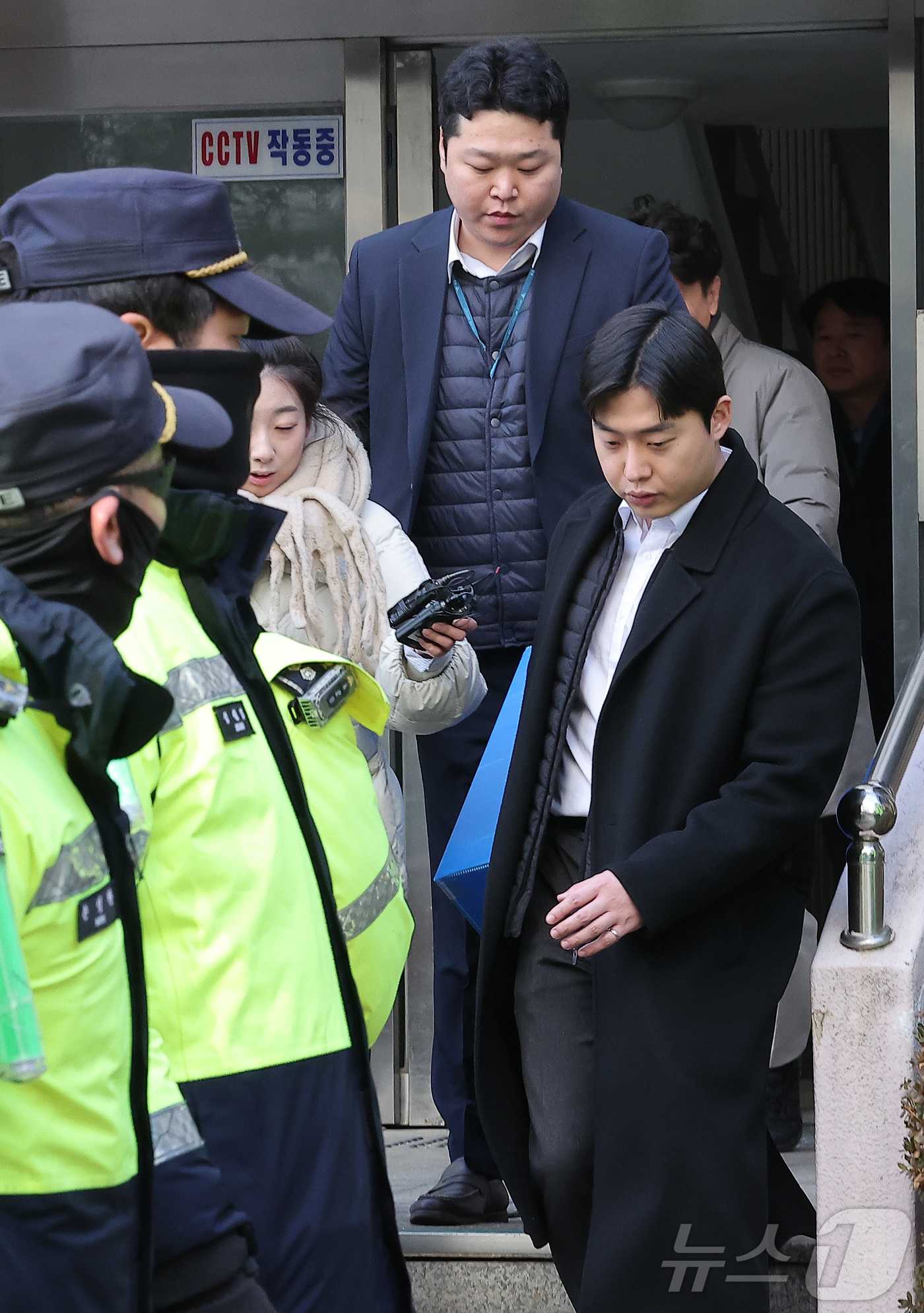 (서울=뉴스1) 김성진 기자 = 경찰이 공천헌금 수수 등 각종 비위 의혹에 휩싸인 김병기 더불어민주당 의원 주거지 등 6개소에 대한 압수수색을 나선 14일 서울 동작구 김병기 의원 …