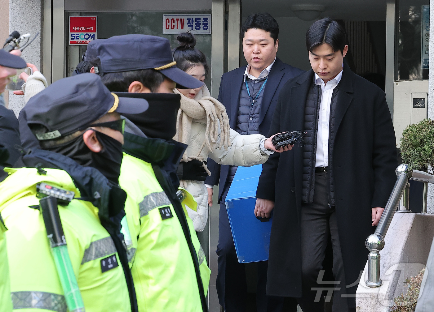 (서울=뉴스1) 김성진 기자 = 경찰이 공천헌금 수수 등 각종 비위 의혹에 휩싸인 김병기 더불어민주당 의원 주거지 등 6개소에 대한 압수수색을 나선 14일 서울 동작구 김병기 의원 …