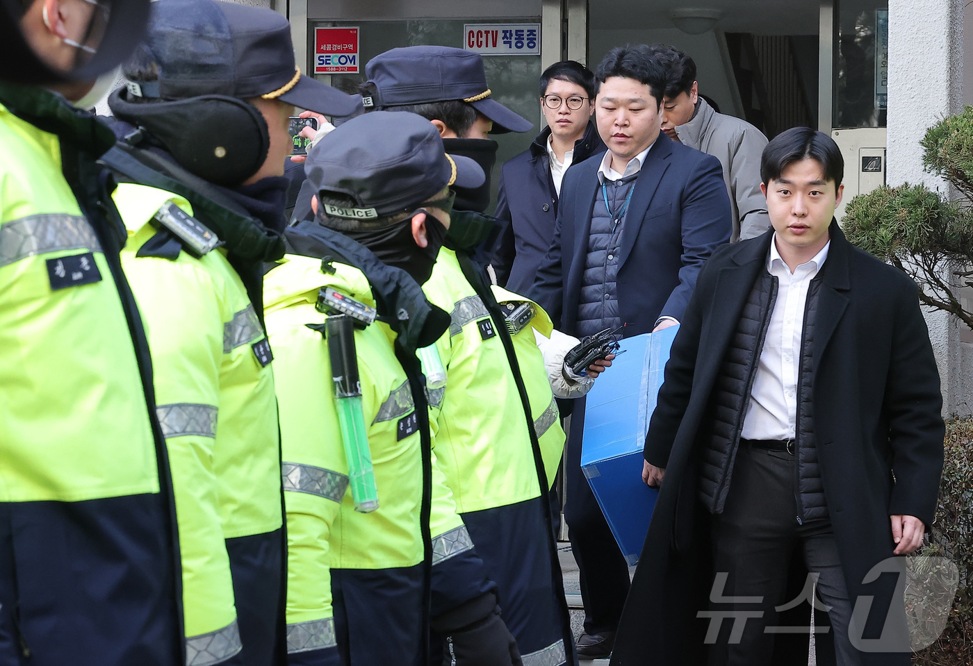 (서울=뉴스1) 김성진 기자 = 경찰이 공천헌금 수수 등 각종 비위 의혹에 휩싸인 김병기 더불어민주당 의원 주거지 등 6개소에 대한 압수수색을 나선 14일 서울 동작구 김병기 의원 …