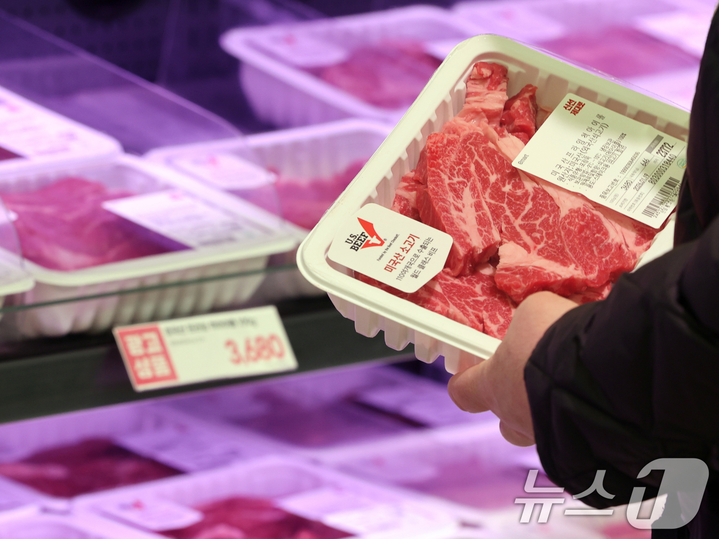 (서울=뉴스1) 황기선 기자 = 14일 서울시내 한 대형마트에서 고객이 미국산 수입 소고기를 고르고 있다.이날 한국은행이 발표한 '2025년 12월 수출입물가지수 및 무역지수(잠정 …