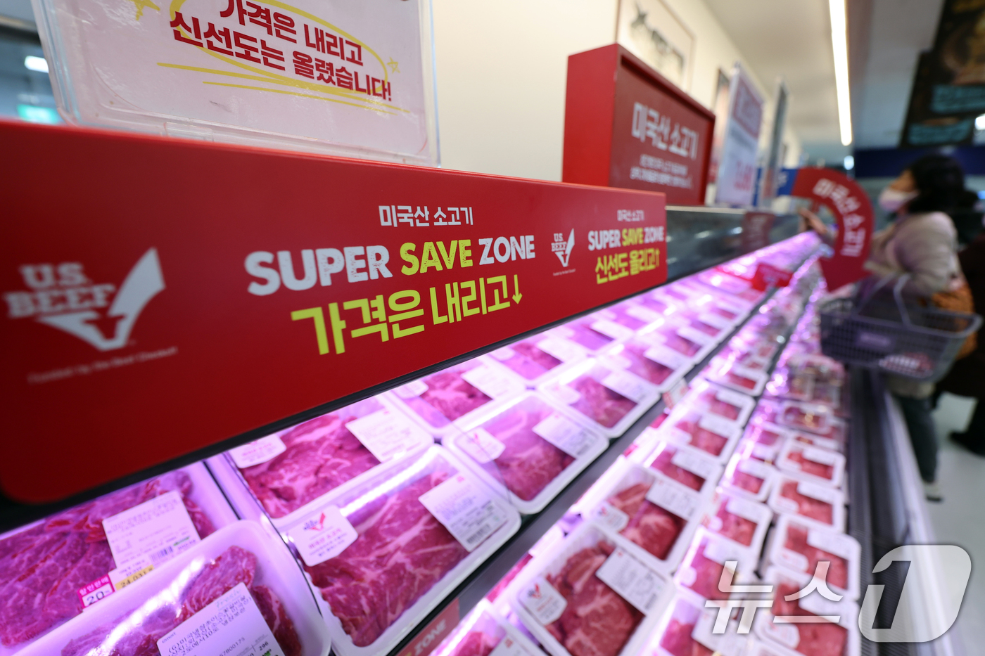 (서울=뉴스1) 황기선 기자 = 14일 서울시내 한 대형마트에 미국산 수입 소고기가 진열돼 있다.이날 한국은행이 발표한 '2025년 12월 수출입물가지수 및 무역지수(잠정)'에 따 …