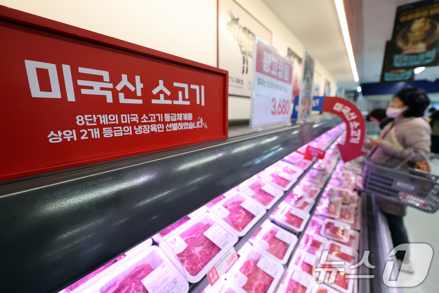 (서울=뉴스1) 황기선 기자 = 14일 서울시내 한 대형마트에 미국산 수입 소고기가 진열돼 있다.이날 한국은행이 발표한 '2025년 12월 수출입물가지수 및 무역지수(잠정)'에 따 …