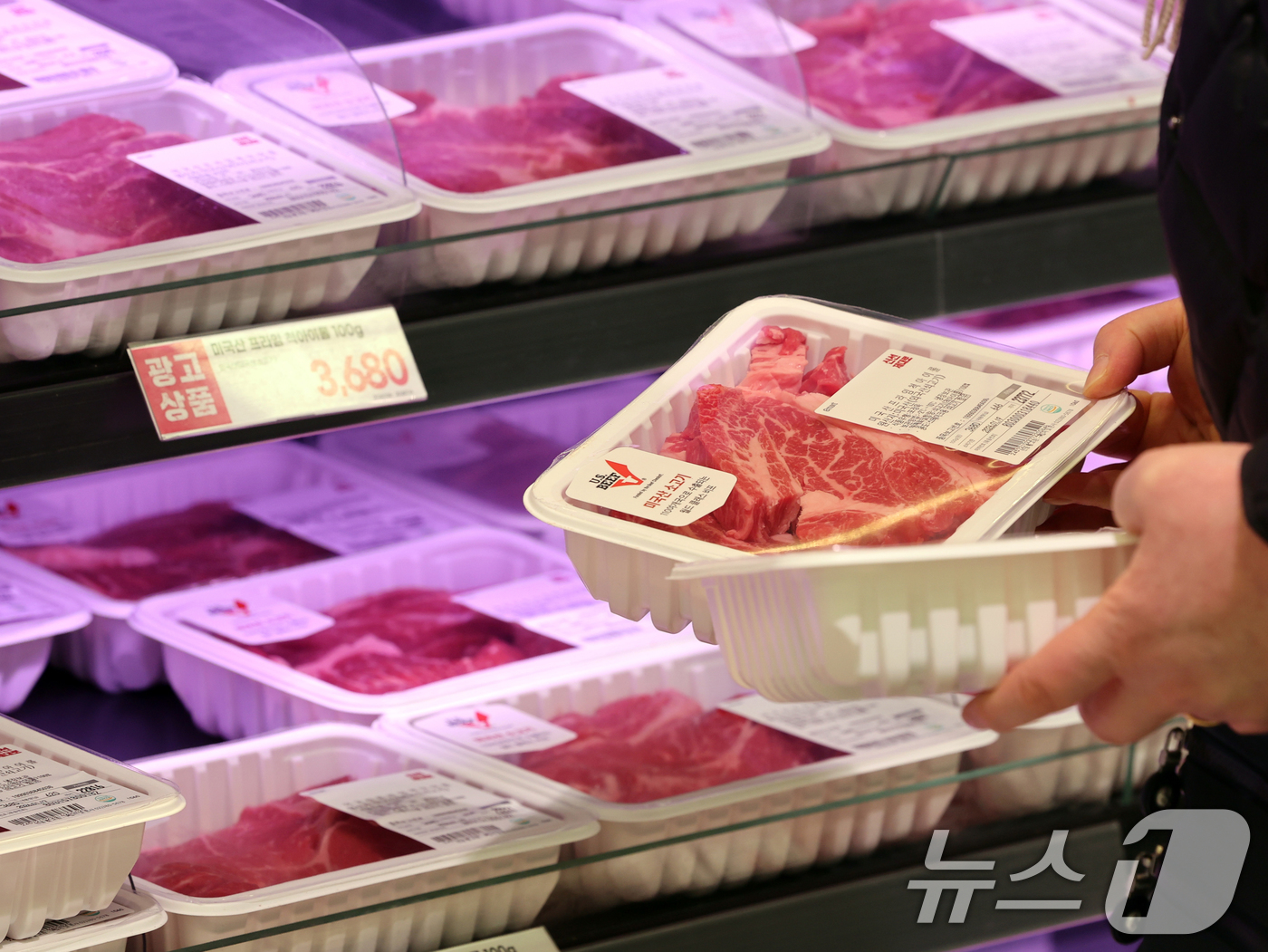 (서울=뉴스1) 황기선 기자 = 14일 서울시내 한 대형마트에서 고객이 미국산 수입 소고기를 고르고 있다.이날 한국은행이 발표한 '2025년 12월 수출입물가지수 및 무역지수(잠정 …