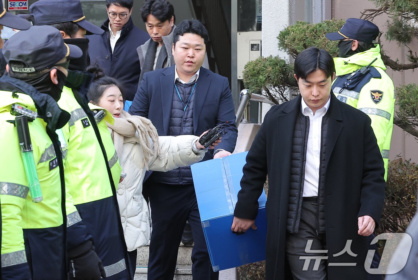 본문 이미지 - 경찰이 공천헌금 수수 등 각종 비위 의혹에 휩싸인 김병기 더불어민주당 의원 주거지 등 6개소에 대한 압수수색을 나선 지난 14일 서울 동작구 김병기 의원의 자택에서 압수수색을 마친 경찰들이 압수물품을 차량으로 옮기고 있다. 2026.1.14/뉴스1 ⓒ News1 김성진 기자