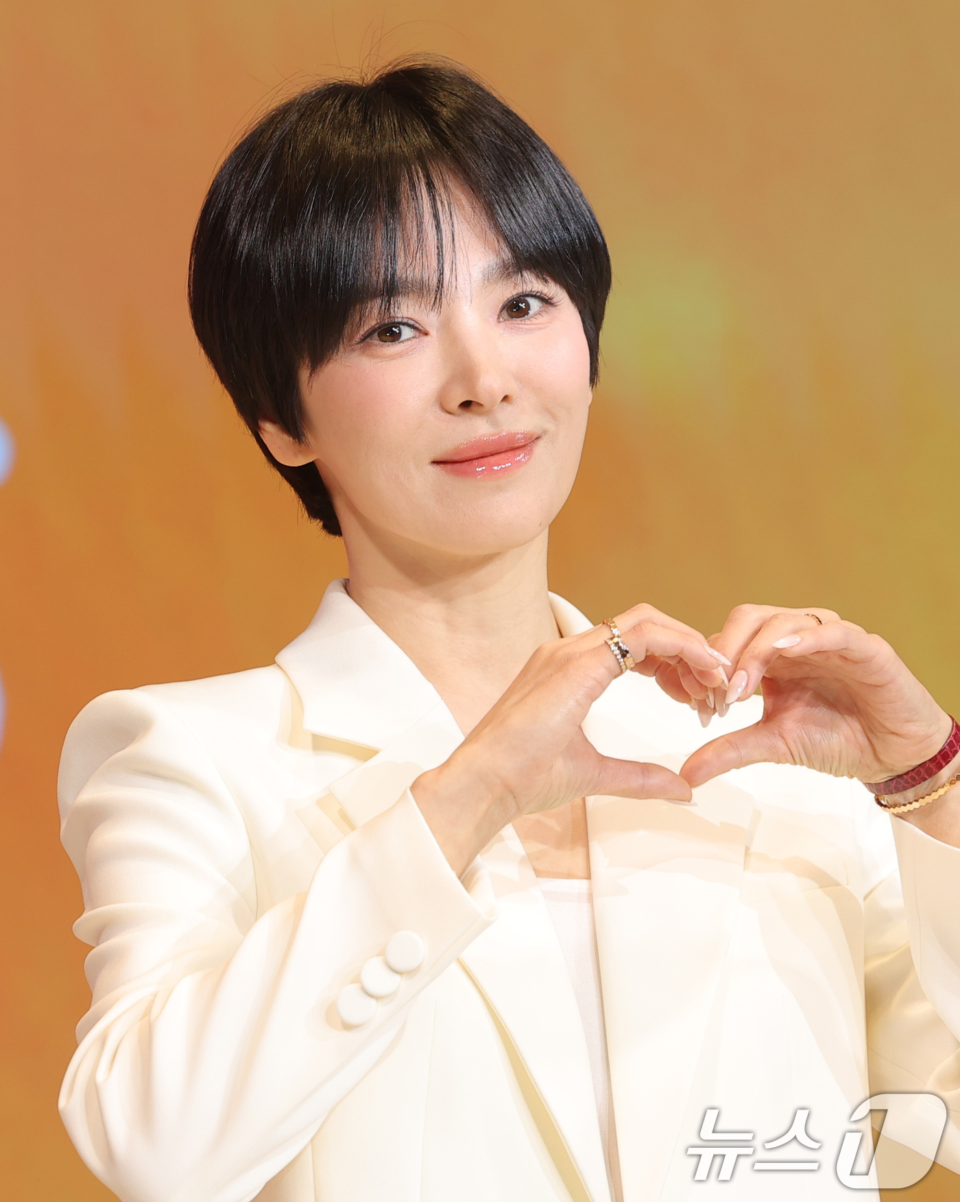 (서울=뉴스1) 권현진 기자 = 배우 송혜교가 14일 서울 강남구 웨스틴 서울 파르나스에서 열린 멀츠 에스테틱스의 히알루론산 필러 ‘벨로테로’ 신규 캠페인 공개 행사에 참석해 포즈 …