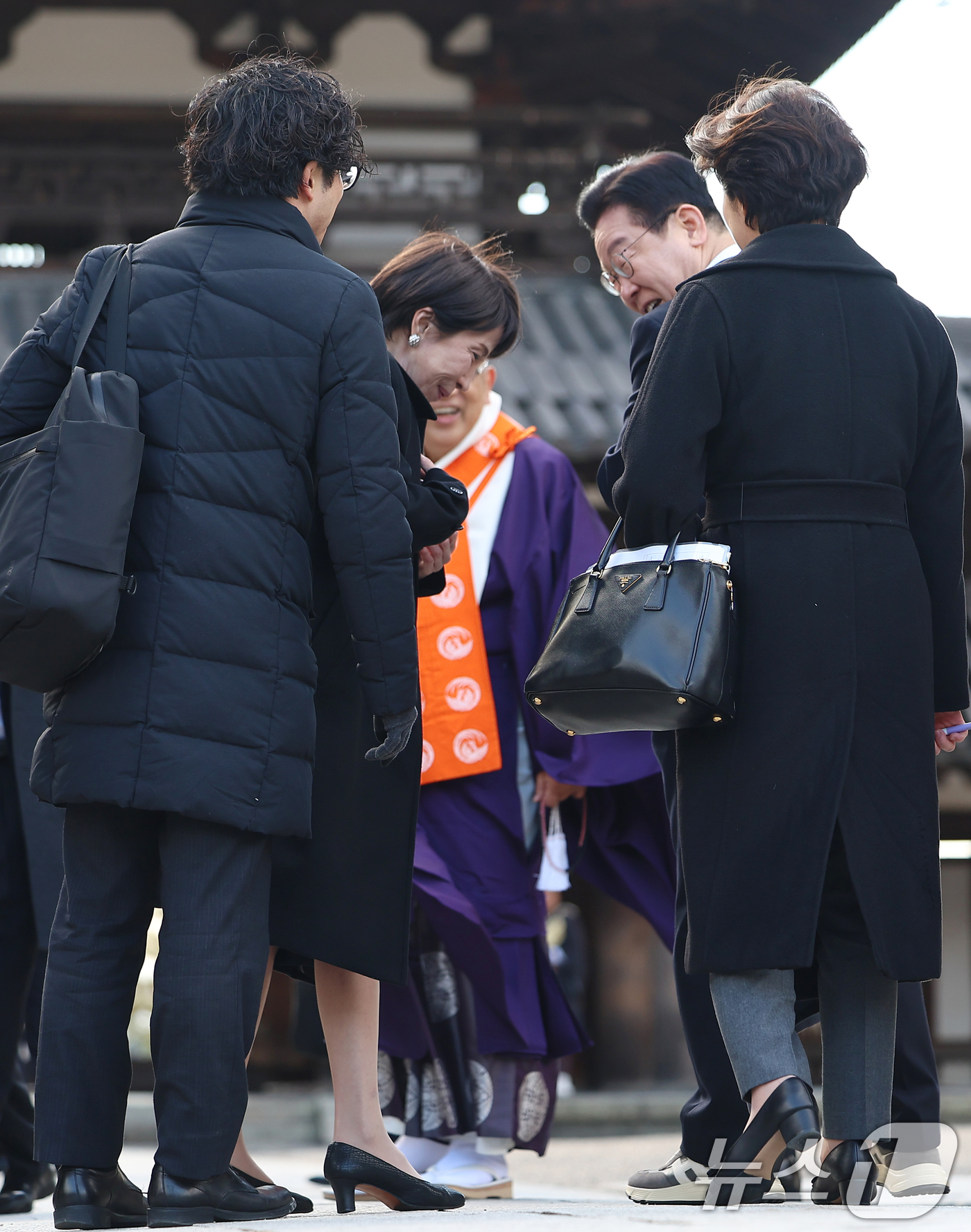 (나라(일본)=뉴스1) 이재명 기자 = 이재명 대통령과 다카이치 사나에 일본 총리가 14일 일본 나라현 호류지에서 기념촬영을 마친 뒤 이 대통령이 착용한 운동화에 대해 이야기를 하 …