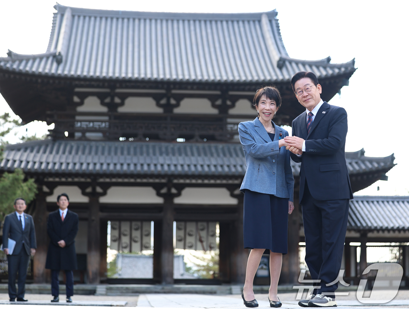 (나라(일본)=뉴스1) 이재명 기자 = 이재명 대통령과 다카이치 사나에 일본 총리가 14일 일본 나라현 호류지를 방문해 기념촬영을 하고 있다. 2026.1.14/뉴스1