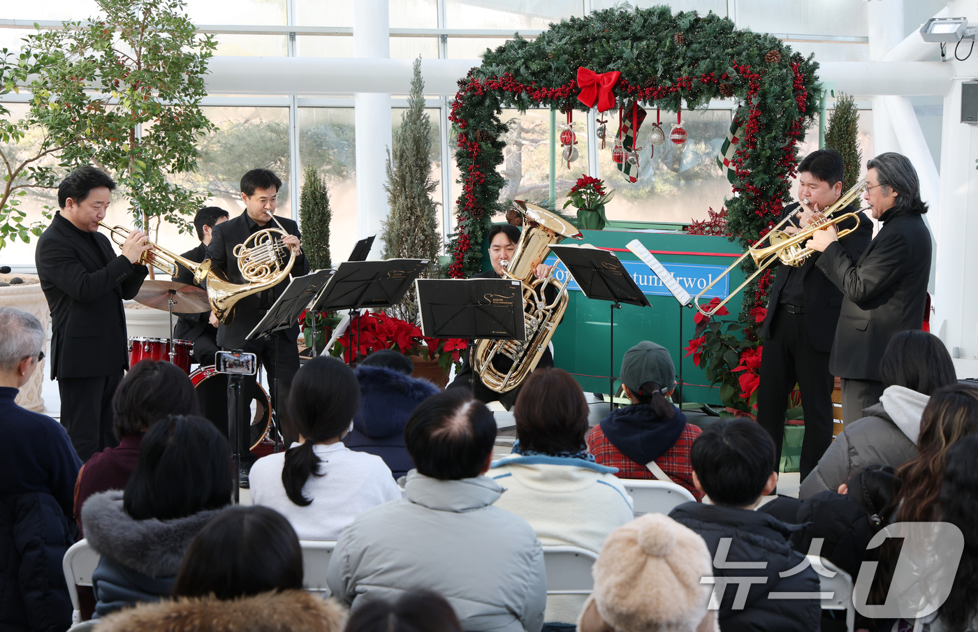 (수원=뉴스1) 김영운 기자 = 14일 경기 수원시 장안구 일월수목원 전시온실에서 열린 올해 첫 수원수목원 가든음악회, 수원시립교향악단 아트인사이드 '선율'에서 시민들이 수원시립교 …