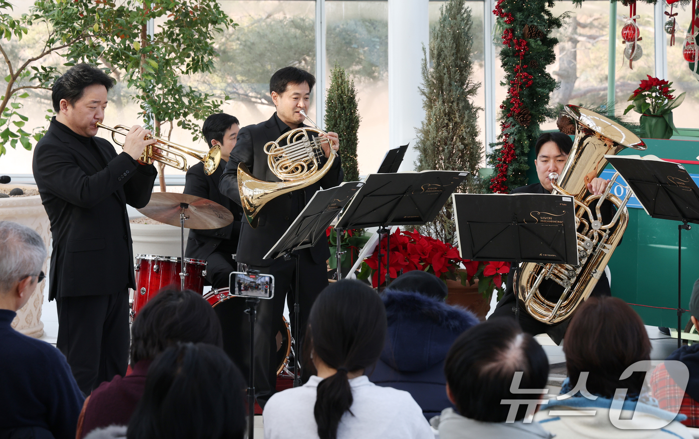 (수원=뉴스1) 김영운 기자 = 14일 경기 수원시 장안구 일월수목원 전시온실에서 열린 올해 첫 수원수목원 가든음악회, 수원시립교향악단 아트인사이드 '선율'에서 시민들이 수원시립교 …