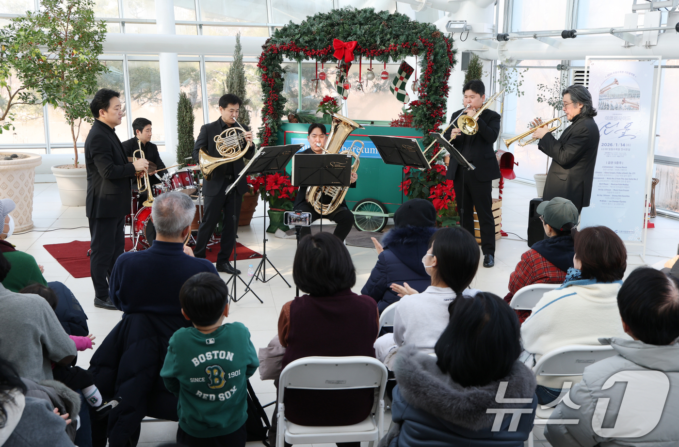 (수원=뉴스1) 김영운 기자 = 14일 경기 수원시 장안구 일월수목원 전시온실에서 열린 올해 첫 수원수목원 가든음악회, 수원시립교향악단 아트인사이드 '선율'에서 시민들이 수원시립교 …