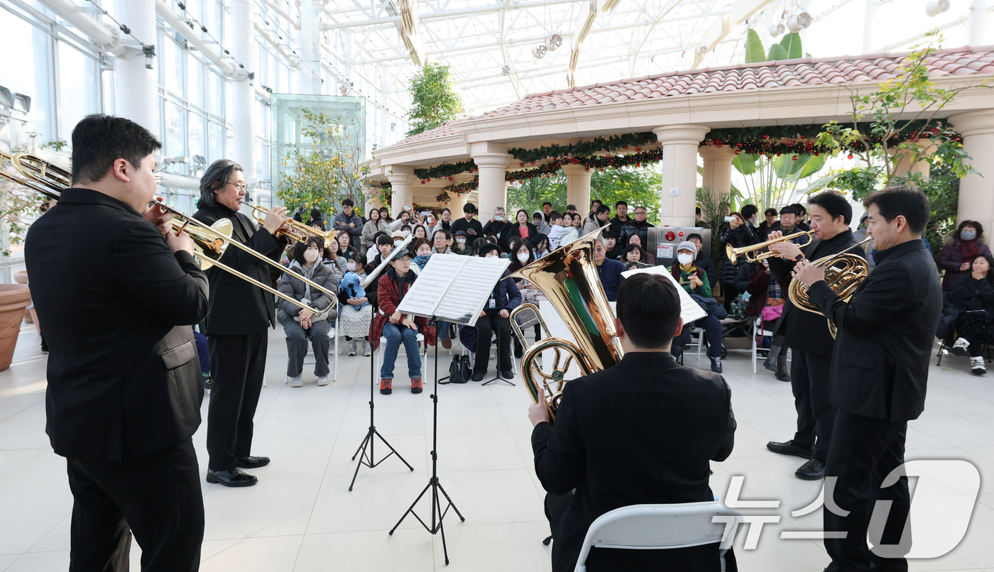(수원=뉴스1) 김영운 기자 = 14일 경기 수원시 장안구 일월수목원 전시온실에서 열린 올해 첫 수원수목원 가든음악회, 수원시립교향악단 아트인사이드 '선율'에서 시민들이 수원시립교 …
