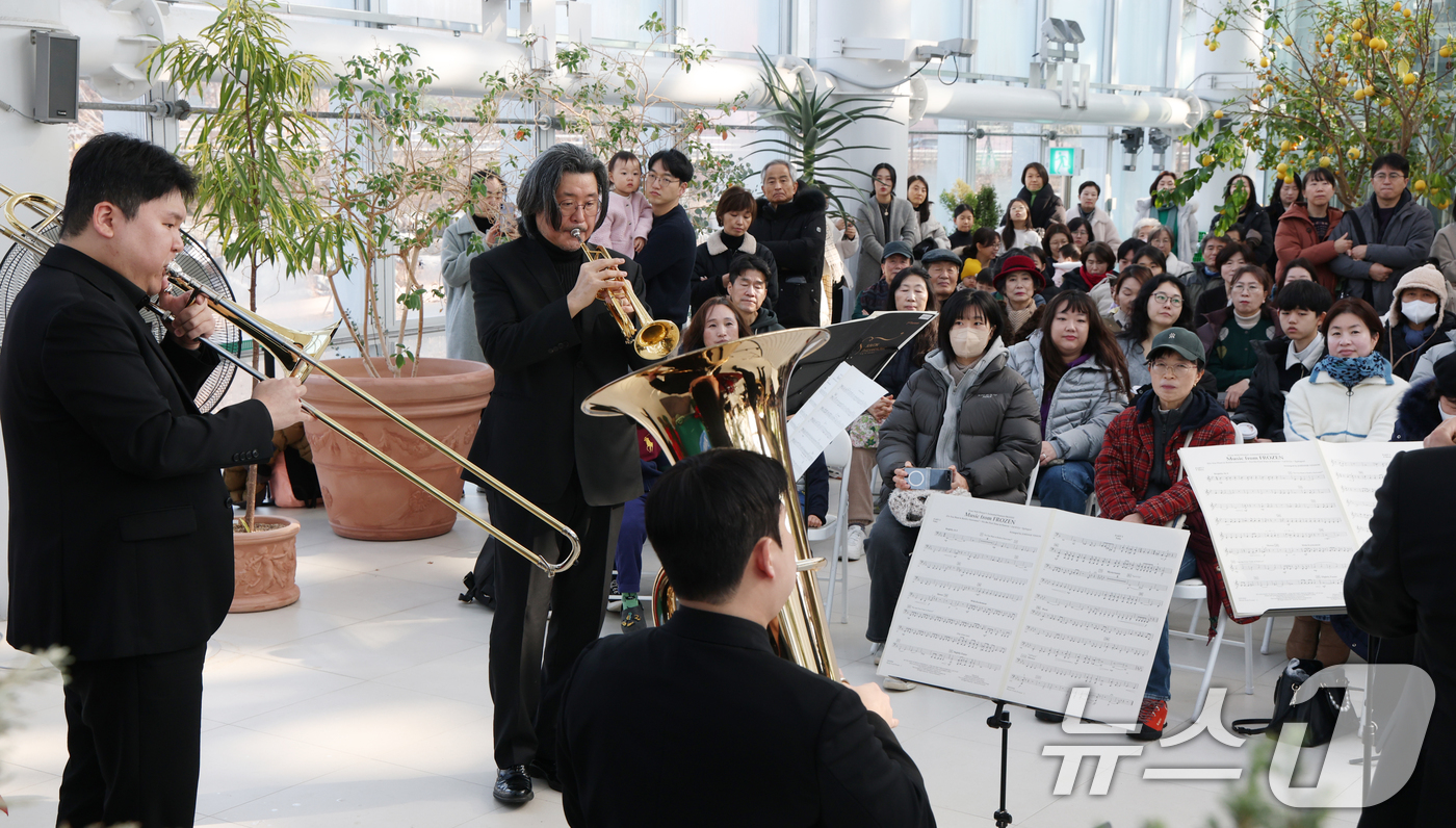 (수원=뉴스1) 김영운 기자 = 14일 경기 수원시 장안구 일월수목원 전시온실에서 열린 올해 첫 수원수목원 가든음악회, 수원시립교향악단 아트인사이드 '선율'에서 시민들이 수원시립교 …