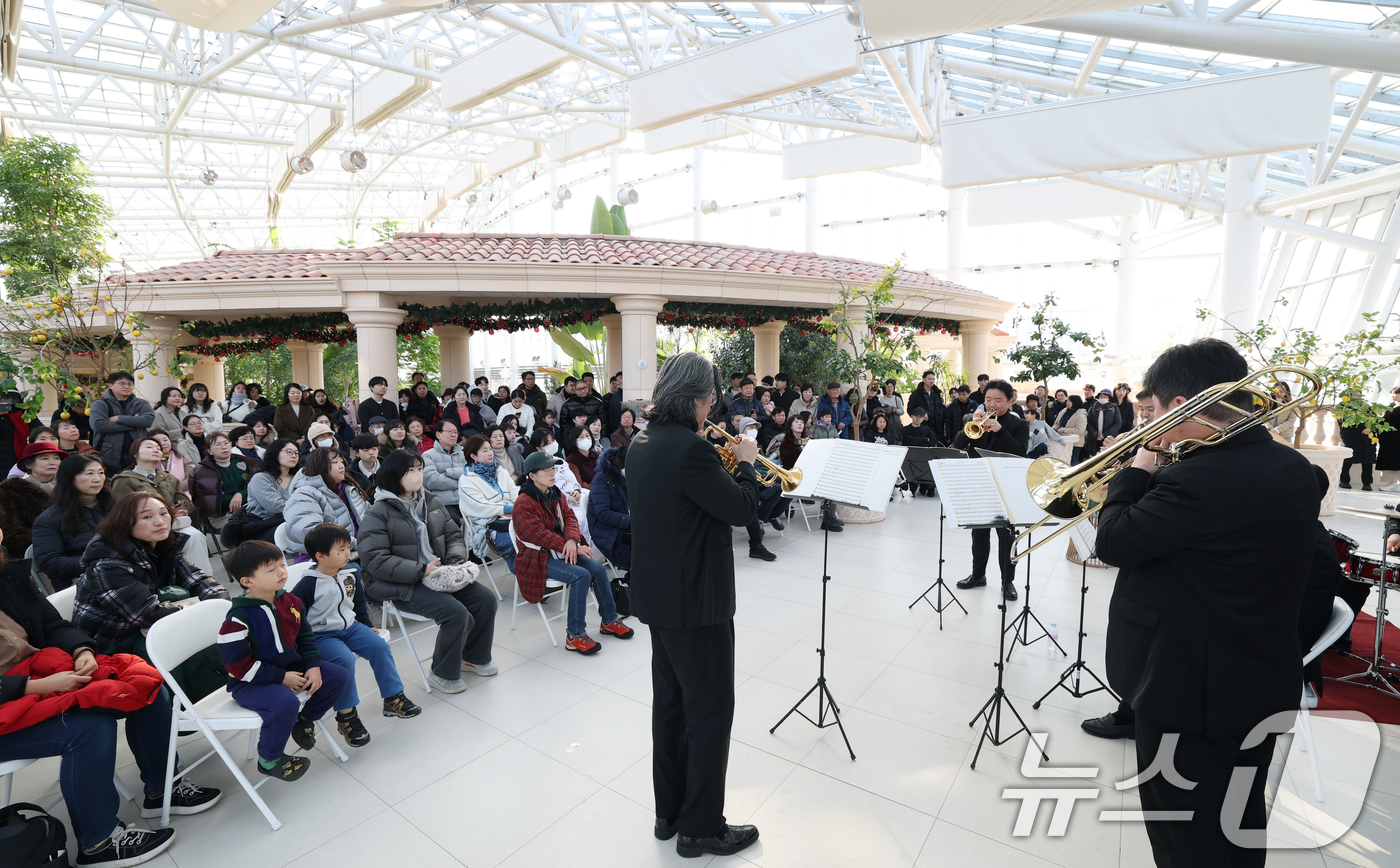 (수원=뉴스1) 김영운 기자 = 14일 경기 수원시 장안구 일월수목원 전시온실에서 열린 올해 첫 수원수목원 가든음악회, 수원시립교향악단 아트인사이드 '선율'에서 시민들이 수원시립교 …