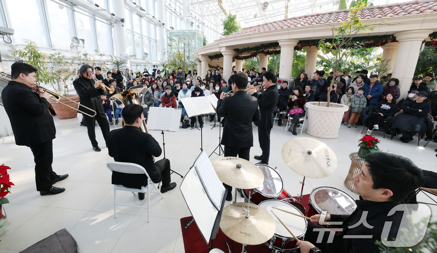 (수원=뉴스1) 김영운 기자 = 14일 경기 수원시 장안구 일월수목원 전시온실에서 열린 올해 첫 수원수목원 가든음악회, 수원시립교향악단 아트인사이드 '선율'에서 시민들이 수원시립교 …