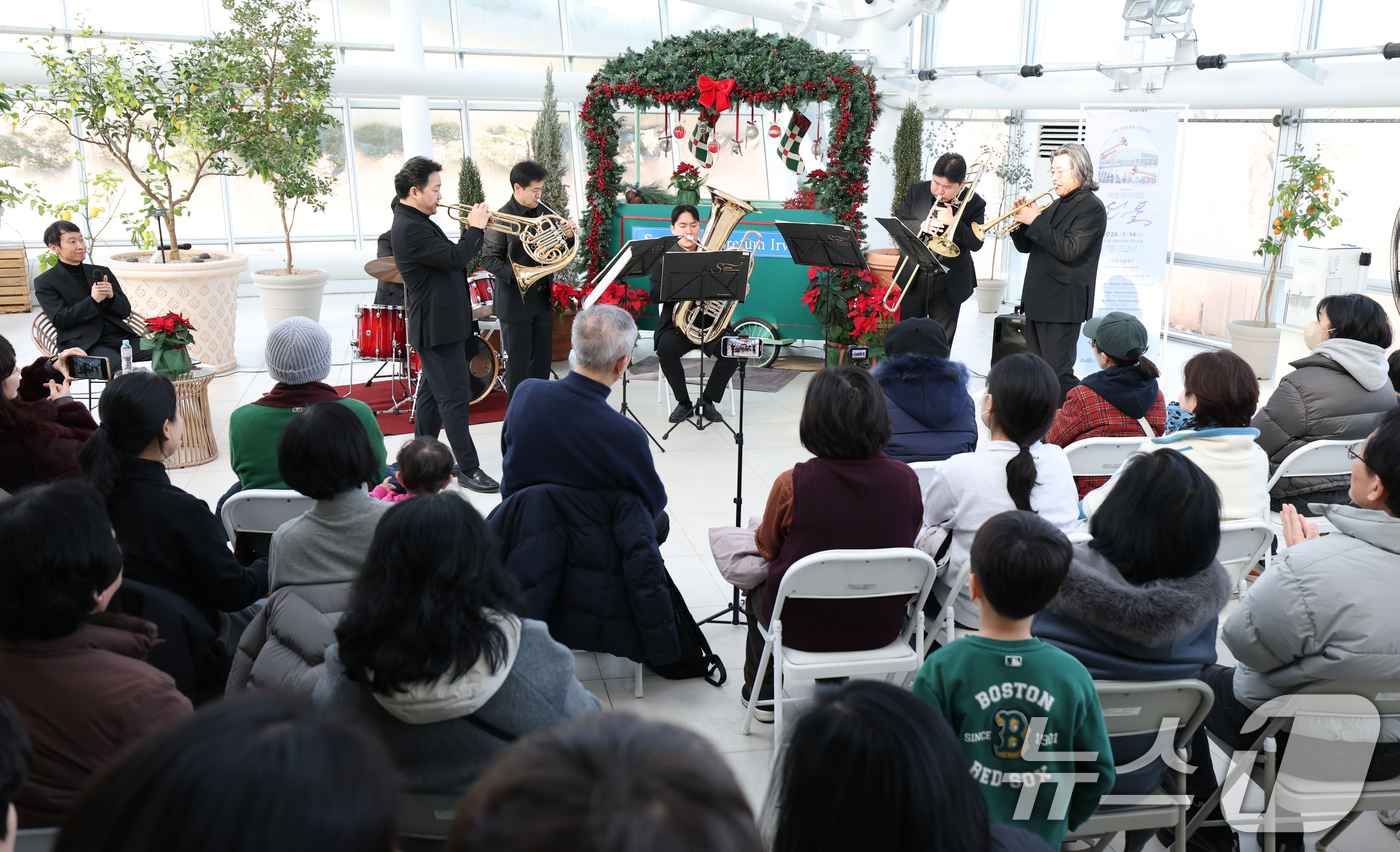 (수원=뉴스1) 김영운 기자 = 14일 경기 수원시 장안구 일월수목원 전시온실에서 열린 올해 첫 수원수목원 가든음악회, 수원시립교향악단 아트인사이드 '선율'에서 시민들이 수원시립교 …
