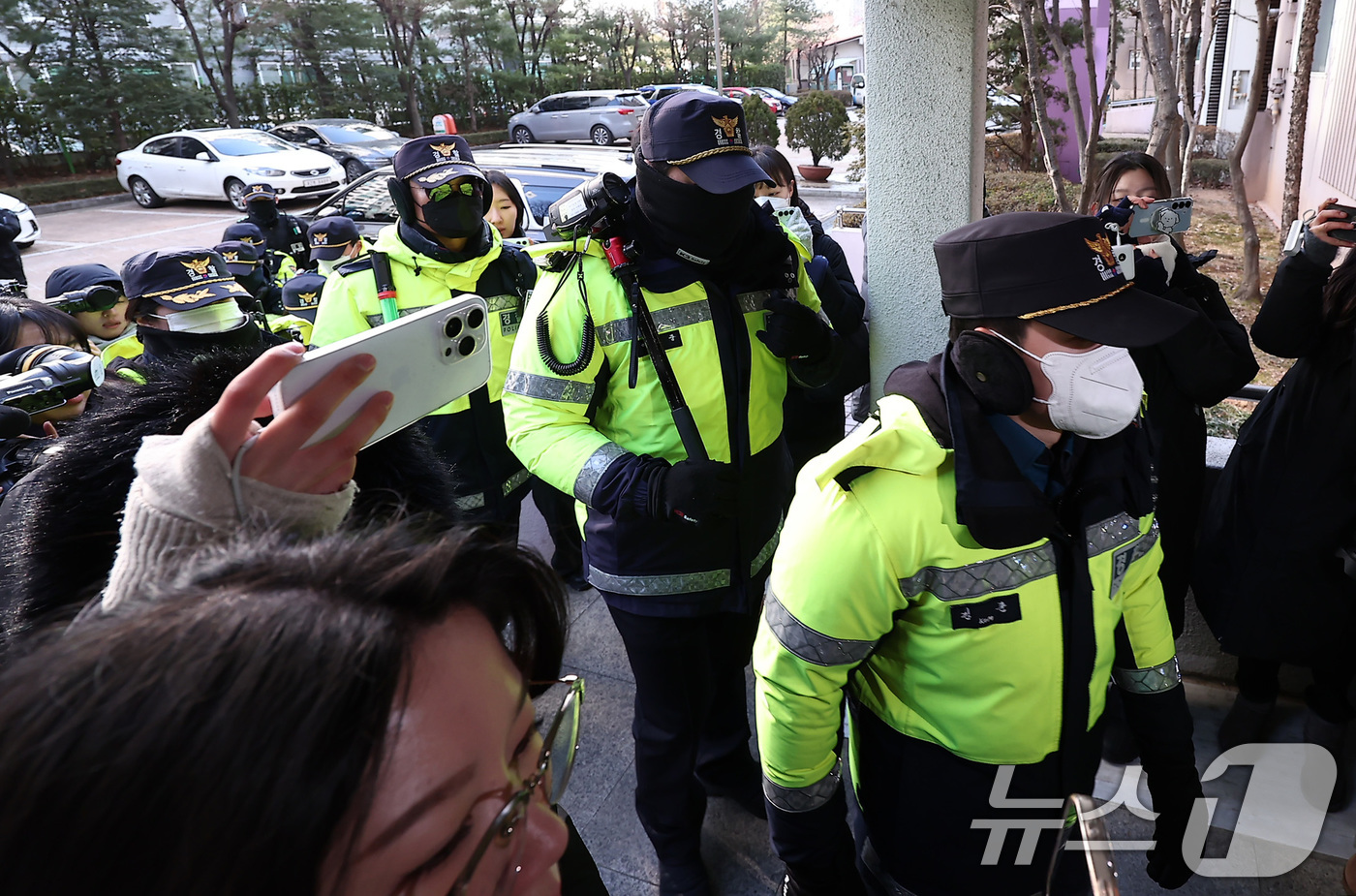 (서울=뉴스1) 김성진 기자 = 경찰이 공천헌금 수수 등 각종 비위 의혹에 휩싸인 김병기 더불어민주당 의원 주거지 등 6개소에 대한 압수수색을 나선 14일 서울 동작구 김병기 의원 …