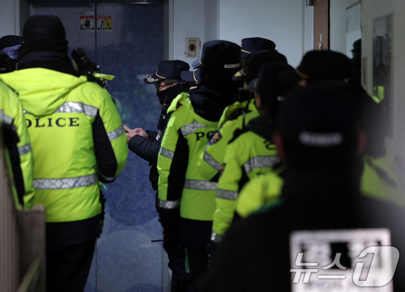 (서울=뉴스1) 김성진 기자 = 경찰이 공천헌금 수수 등 각종 비위 의혹에 휩싸인 김병기 더불어민주당 의원 주거지 등 6개소에 대한 압수수색을 나선 14일 서울 동작구 김병기 의원 …