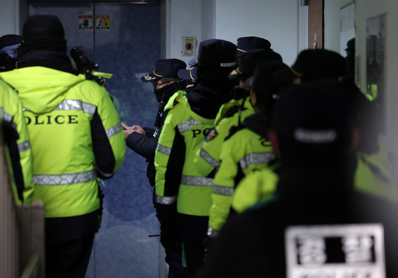 김병기 의원 자택 들어가는 경찰