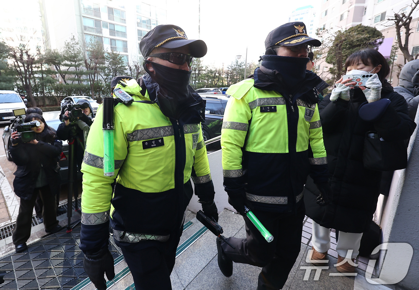 (서울=뉴스1) 김성진 기자 = 경찰이 공천헌금 수수 등 각종 비위 의혹에 휩싸인 김병기 더불어민주당 의원 주거지 등 6개소에 대한 압수수색을 나선 14일 서울 동작구 김병기 의원 …