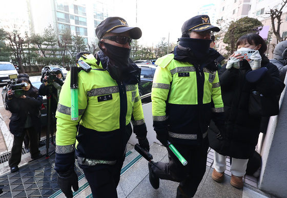 김병기 의원 자택 들어가는 경찰