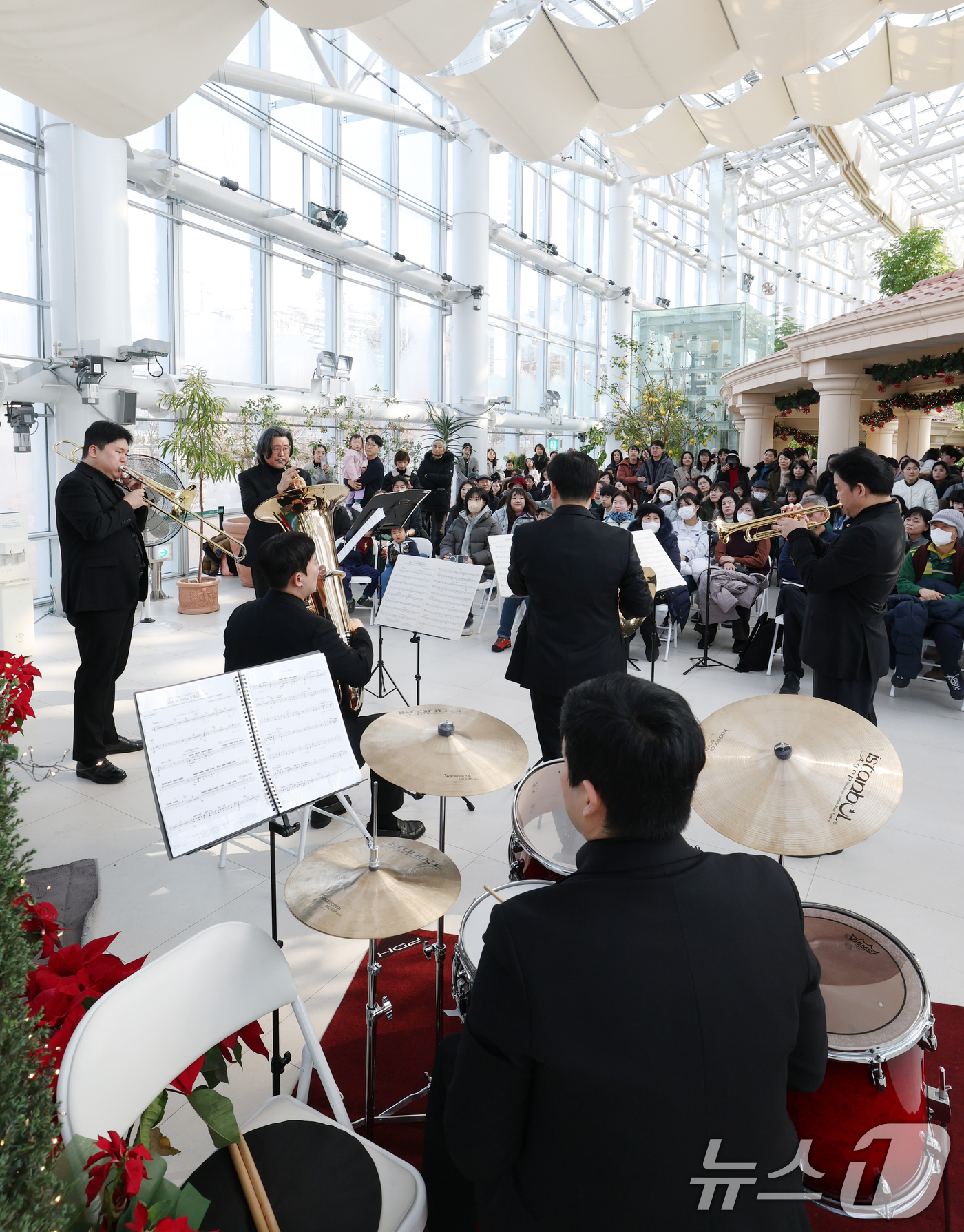 (수원=뉴스1) 김영운 기자 = 14일 경기 수원시 장안구 일월수목원 전시온실에서 열린 올해 첫 수원수목원 가든음악회, 수원시립교향악단 아트인사이드 '선율'에서 시민들이 수원시립교 …