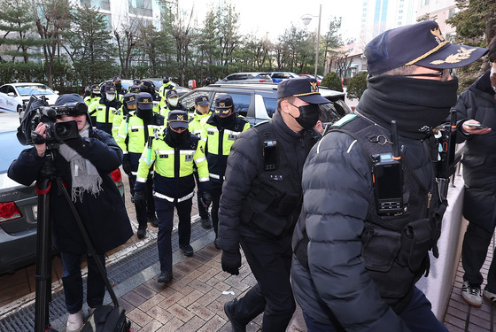 김병기 의원 자택 들어가는 경찰