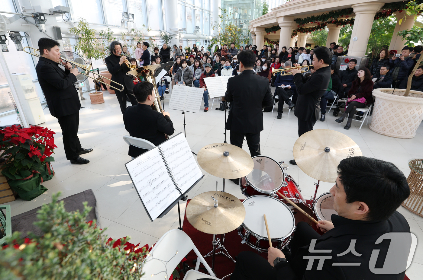 (수원=뉴스1) 김영운 기자 = 14일 경기 수원시 장안구 일월수목원 전시온실에서 열린 올해 첫 수원수목원 가든음악회, 수원시립교향악단 아트인사이드 '선율'에서 시민들이 수원시립교 …