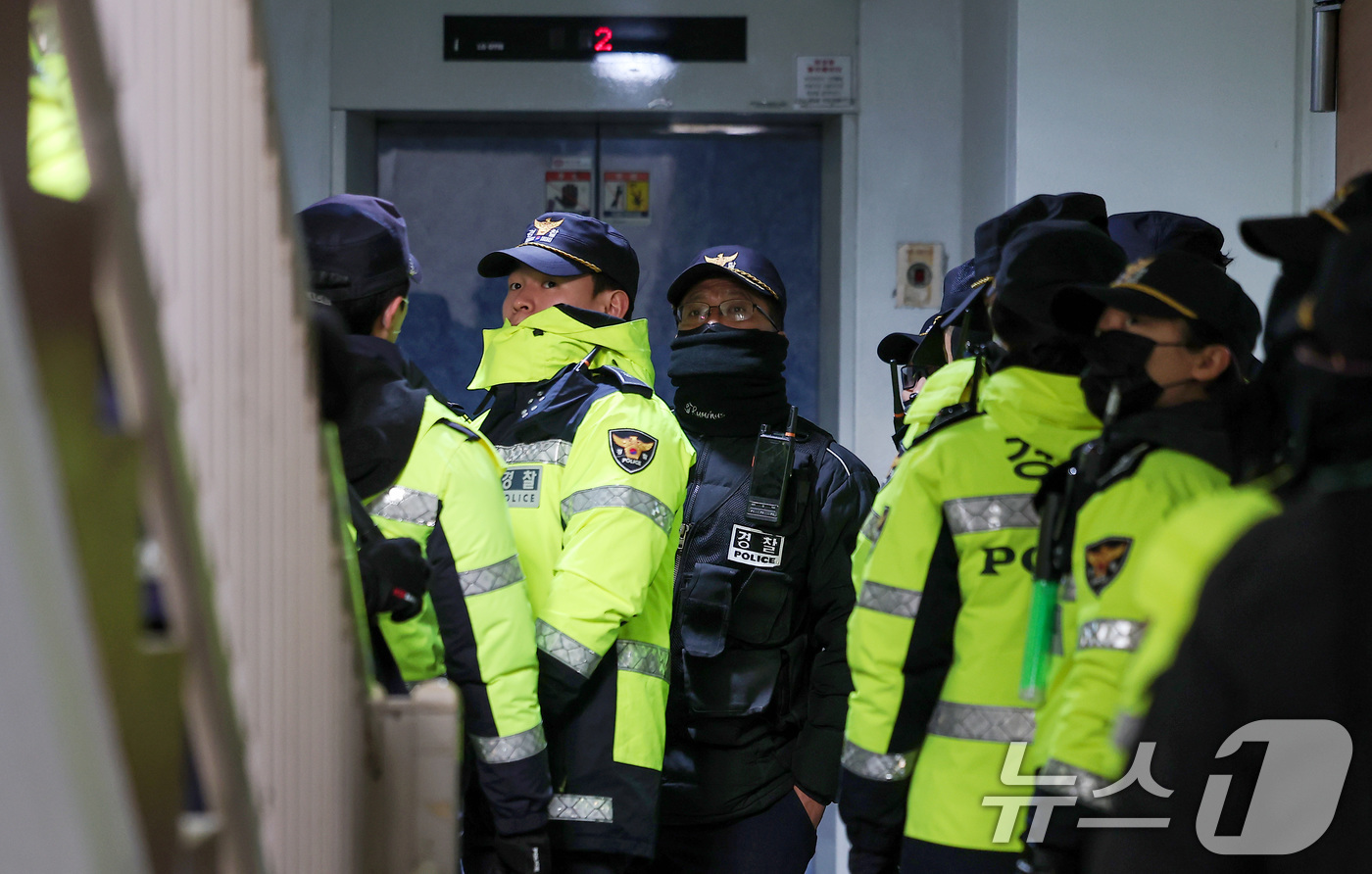 (서울=뉴스1) 김성진 기자 = 경찰이 공천헌금 수수 등 각종 비위 의혹에 휩싸인 김병기 더불어민주당 의원 주거지 등 6개소에 대한 압수수색을 나선 14일 서울 동작구 김병기 의원 …