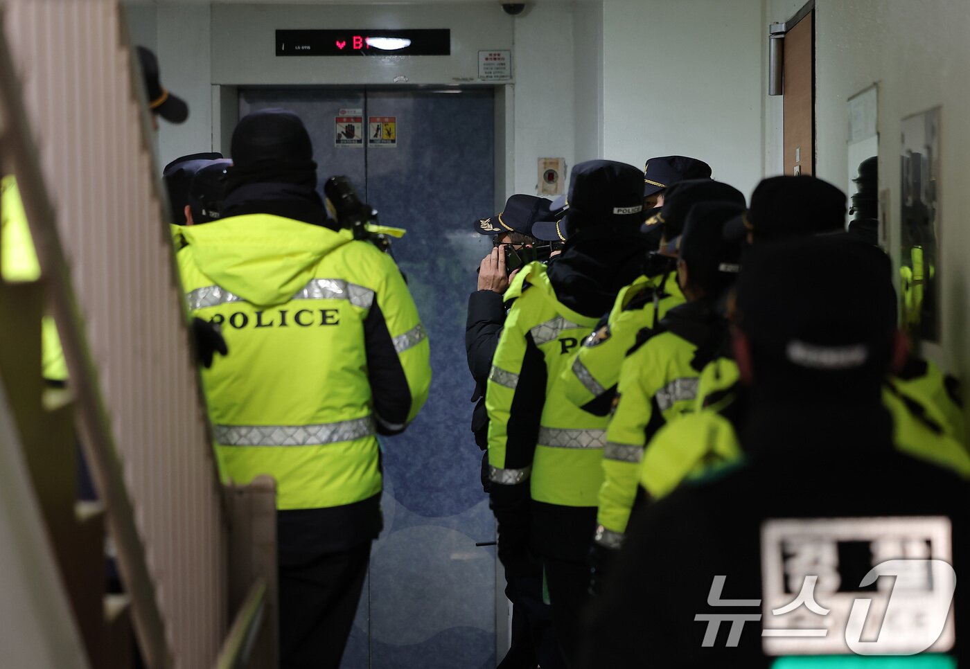 본문 이미지 - 경찰이 공천헌금 수수 등 각종 비위 의혹에 휩싸인 김병기 더불어민주당 의원 주거지 등 6개소에 대한 압수수색을 나선 14일 서울 동작구 김병기 의원의 자택으로 경찰병력들이 투입되고 있다. 2026.1.14/뉴스1 ⓒ News1 김성진 기자