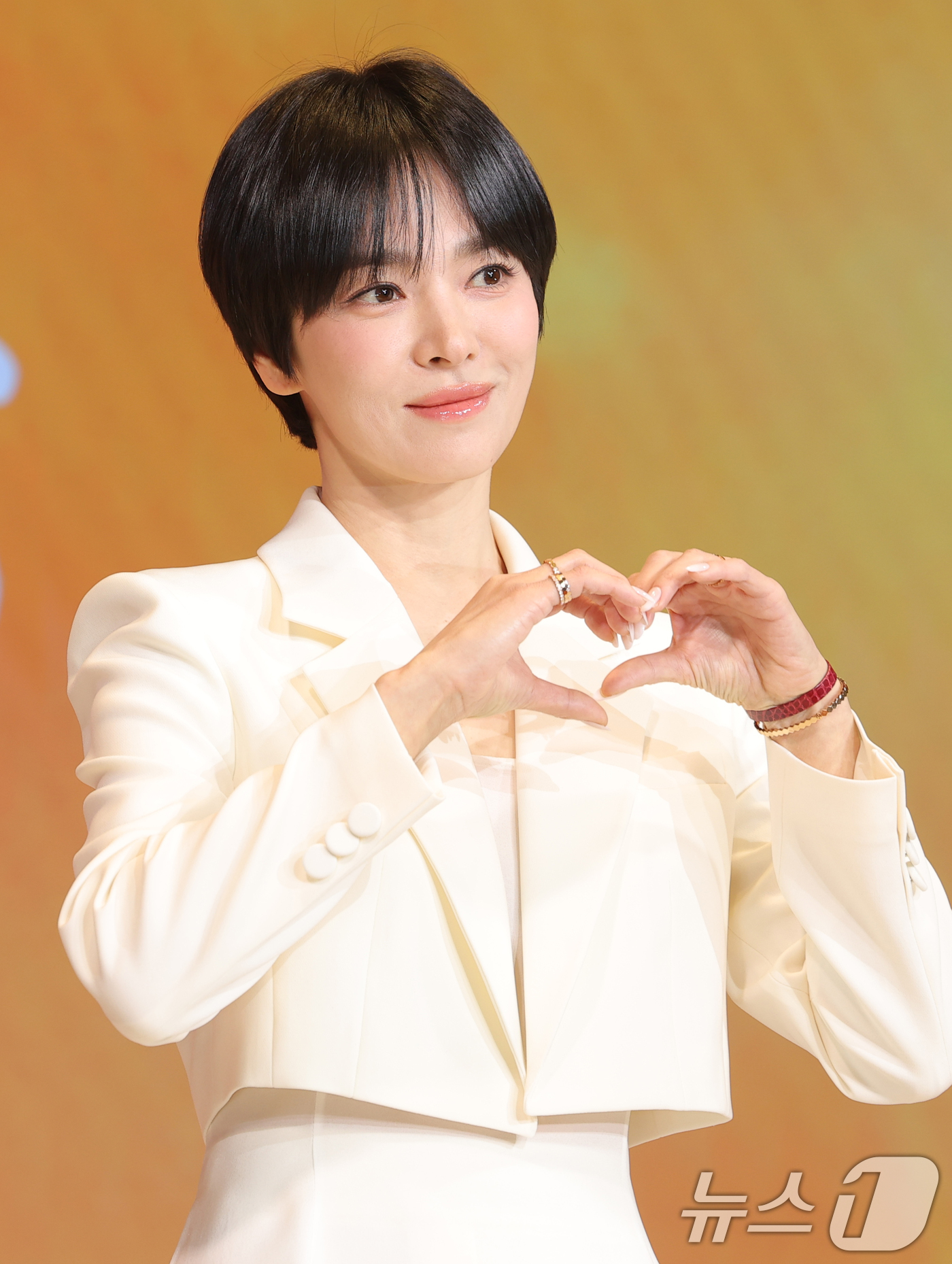 (서울=뉴스1) 권현진 기자 = 배우 송혜교가 14일 서울 강남구 웨스틴 서울 파르나스에서 열린 멀츠 에스테틱스의 히알루론산 필러 ‘벨로테로’ 신규 캠페인 공개 행사에 참석해 포즈 …