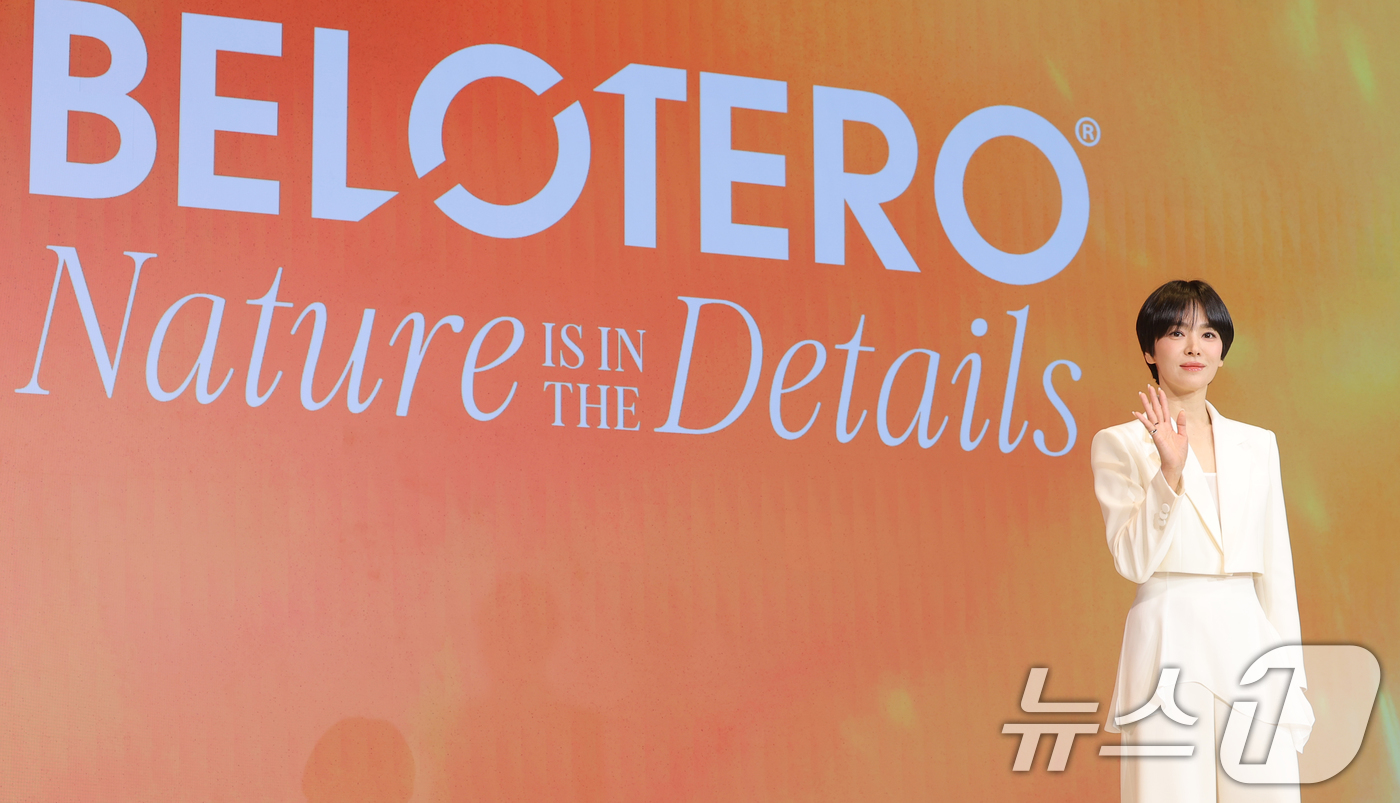 (서울=뉴스1) 권현진 기자 = 배우 송혜교가 14일 서울 강남구 웨스틴 서울 파르나스에서 열린 멀츠 에스테틱스의 히알루론산 필러 ‘벨로테로’ 신규 캠페인 공개 행사에 참석해 포즈 …