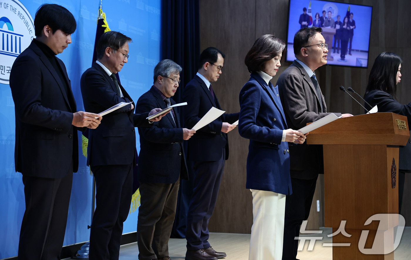 (서울=뉴스1) 김도우 기자 = 박은정 조국혁신당 의원과 국무총리실 검찰개혁추진단 자문위원회 위원이 14일 서울 여의도 국회 소통관에서 추진단이 입법 예고한 중대범죄수사청(중수청) …