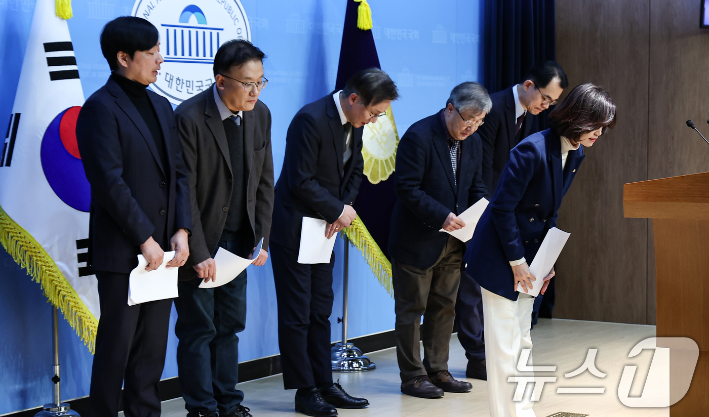 (서울=뉴스1) 김도우 기자 = 박은정 조국혁신당 의원과 국무총리실 검찰개혁추진단 자문위원회 위원이 14일 서울 여의도 국회 소통관에서 추진단이 입법 예고한 중대범죄수사청(중수청) …