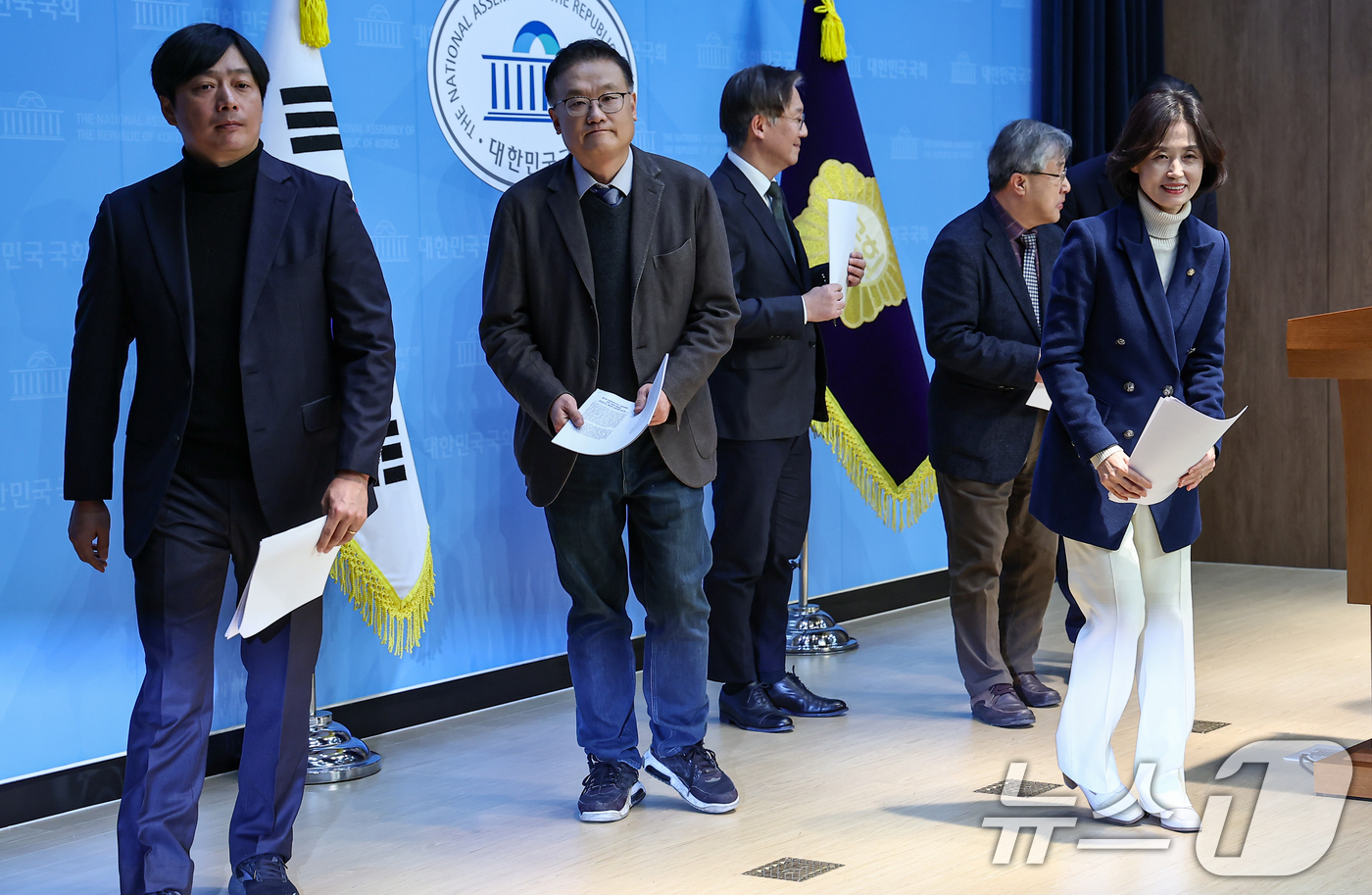 (서울=뉴스1) 김도우 기자 = 박은정 조국혁신당 의원과 국무총리실 검찰개혁추진단 자문위원회 위원이 14일 서울 여의도 국회 소통관에서 추진단이 입법 예고한 중대범죄수사청(중수청) …