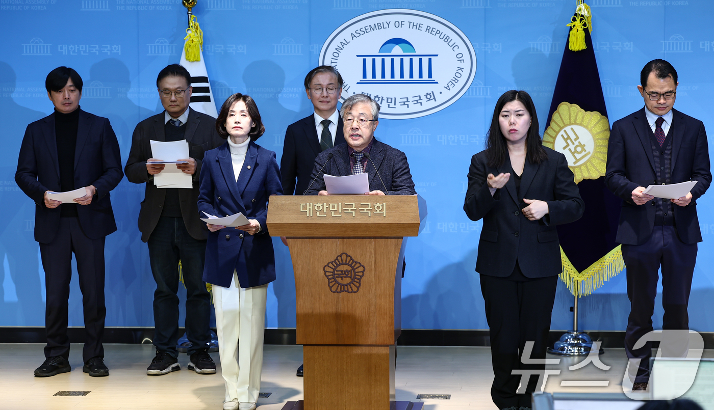 (서울=뉴스1) 김도우 기자 = 박은정 조국혁신당 의원과 국무총리실 검찰개혁추진단 자문위원회 위원이 14일 서울 여의도 국회 소통관에서 추진단이 입법 예고한 중대범죄수사청(중수청) …