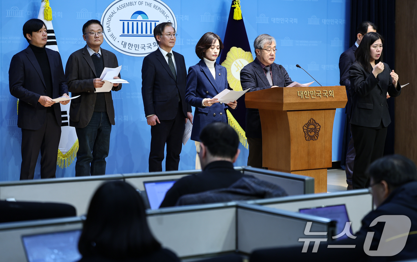 (서울=뉴스1) 김도우 기자 = 박은정 조국혁신당 의원과 국무총리실 검찰개혁추진단 자문위원회 위원이 14일 서울 여의도 국회 소통관에서 추진단이 입법 예고한 중대범죄수사청(중수청) …