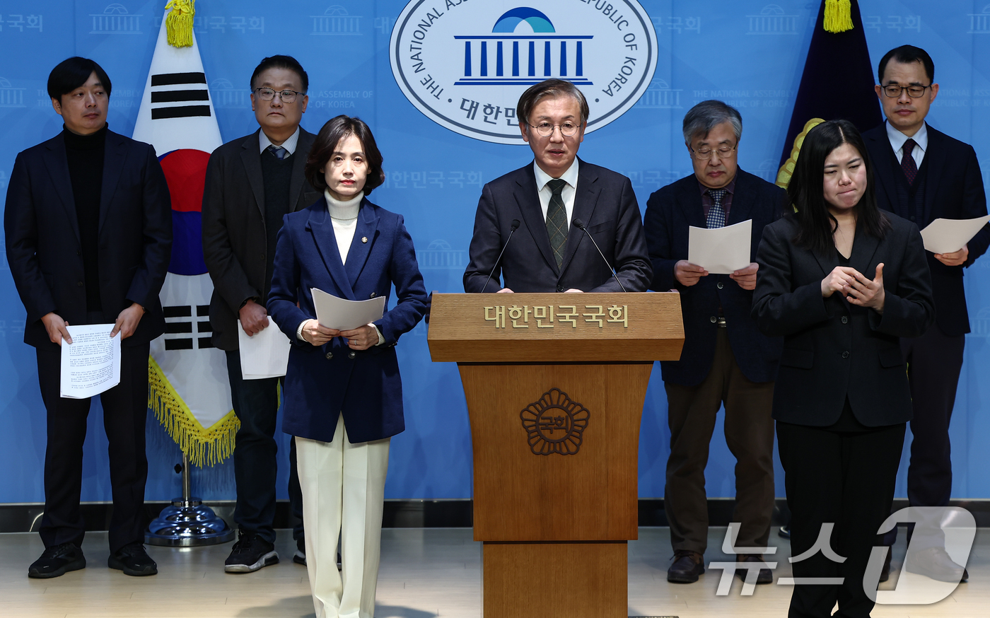 (서울=뉴스1) 김도우 기자 = 박은정 조국혁신당 의원과 국무총리실 검찰개혁추진단 자문위원회 위원이 14일 서울 여의도 국회 소통관에서 추진단이 입법 예고한 중대범죄수사청(중수청) …