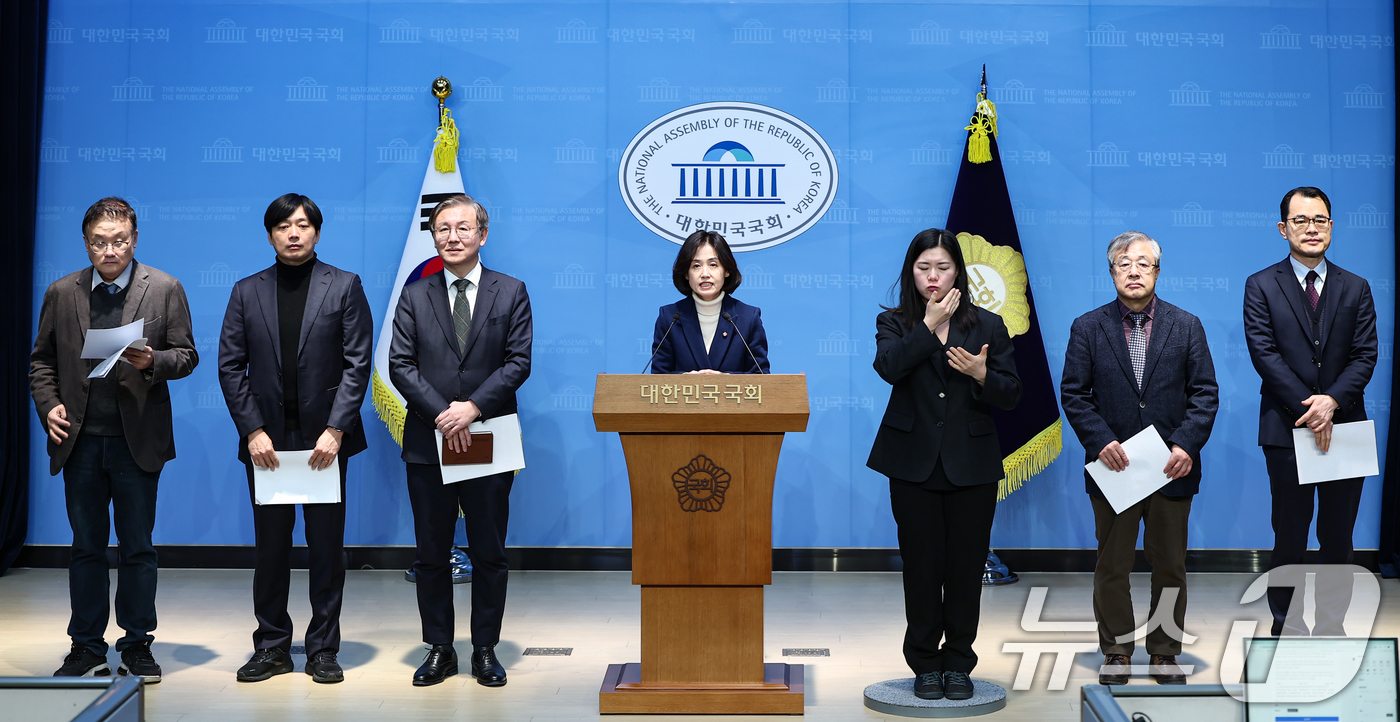 (서울=뉴스1) 김도우 기자 = 박은정 조국혁신당 의원과 국무총리실 검찰개혁추진단 자문위원회 위원이 14일 서울 여의도 국회 소통관에서 추진단이 입법 예고한 중대범죄수사청(중수청) …