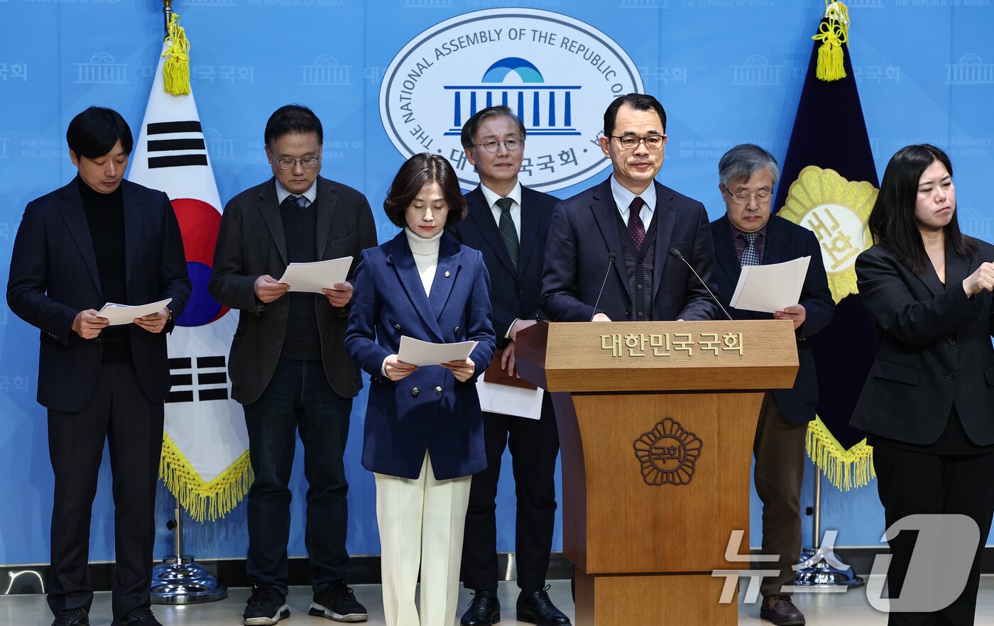 본문 이미지 - 박은정 조국혁신당 의원과 국무총리실 검찰개혁추진단 자문위원회 위원이 14일 서울 여의도 국회 소통관에서 추진단이 입법 예고한 중대범죄수사청(중수청)법과 공소청법을 비판하며 위원직 사퇴 기자회견을 하고 있다. 2026.1.14/뉴스1 ⓒ News1 김도우 기자