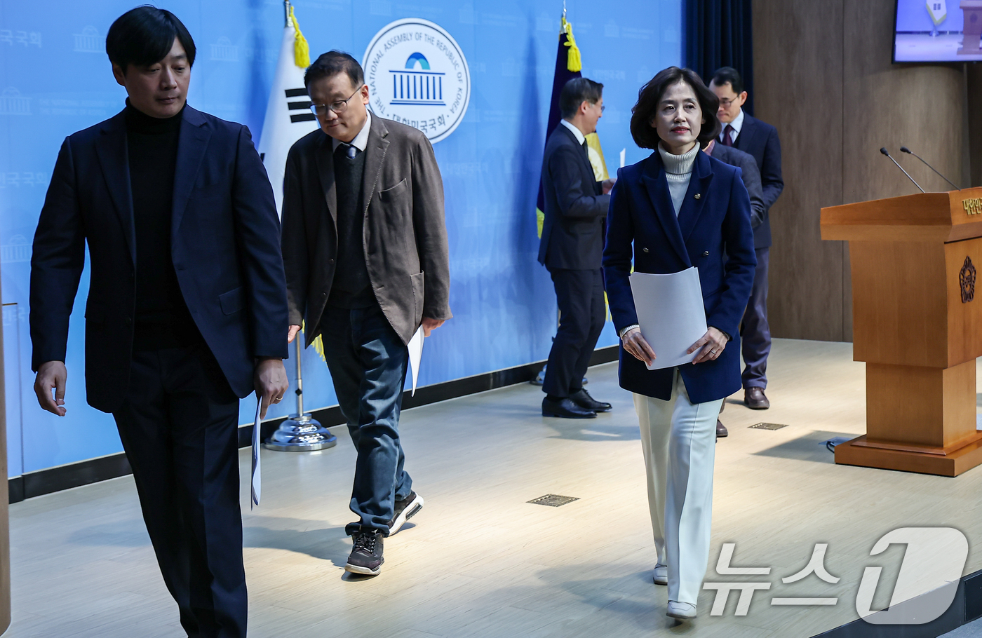 (서울=뉴스1) 김도우 기자 = 박은정 조국혁신당 의원과 국무총리실 검찰개혁추진단 자문위원회 위원이 14일 서울 여의도 국회 소통관에서 추진단이 입법 예고한 중대범죄수사청(중수청) …