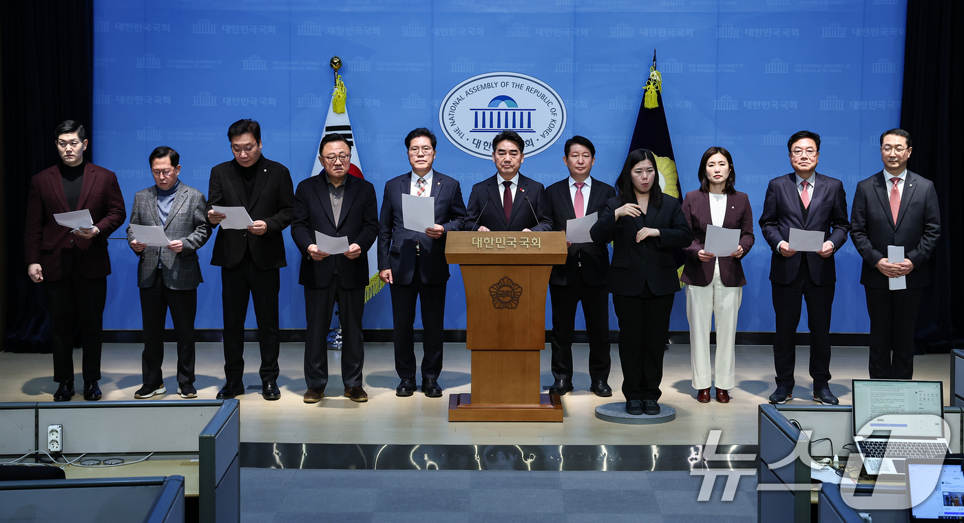 (서울=뉴스1) 김도우 기자 = 국민의힘 당내모임인 대안과미래 의원들이 14일 서울 여의도 국회 소통관에서 윤리위의 한동훈 전 대표 제명 결정에 대한 입장을 밝히고 있다. 2026 …