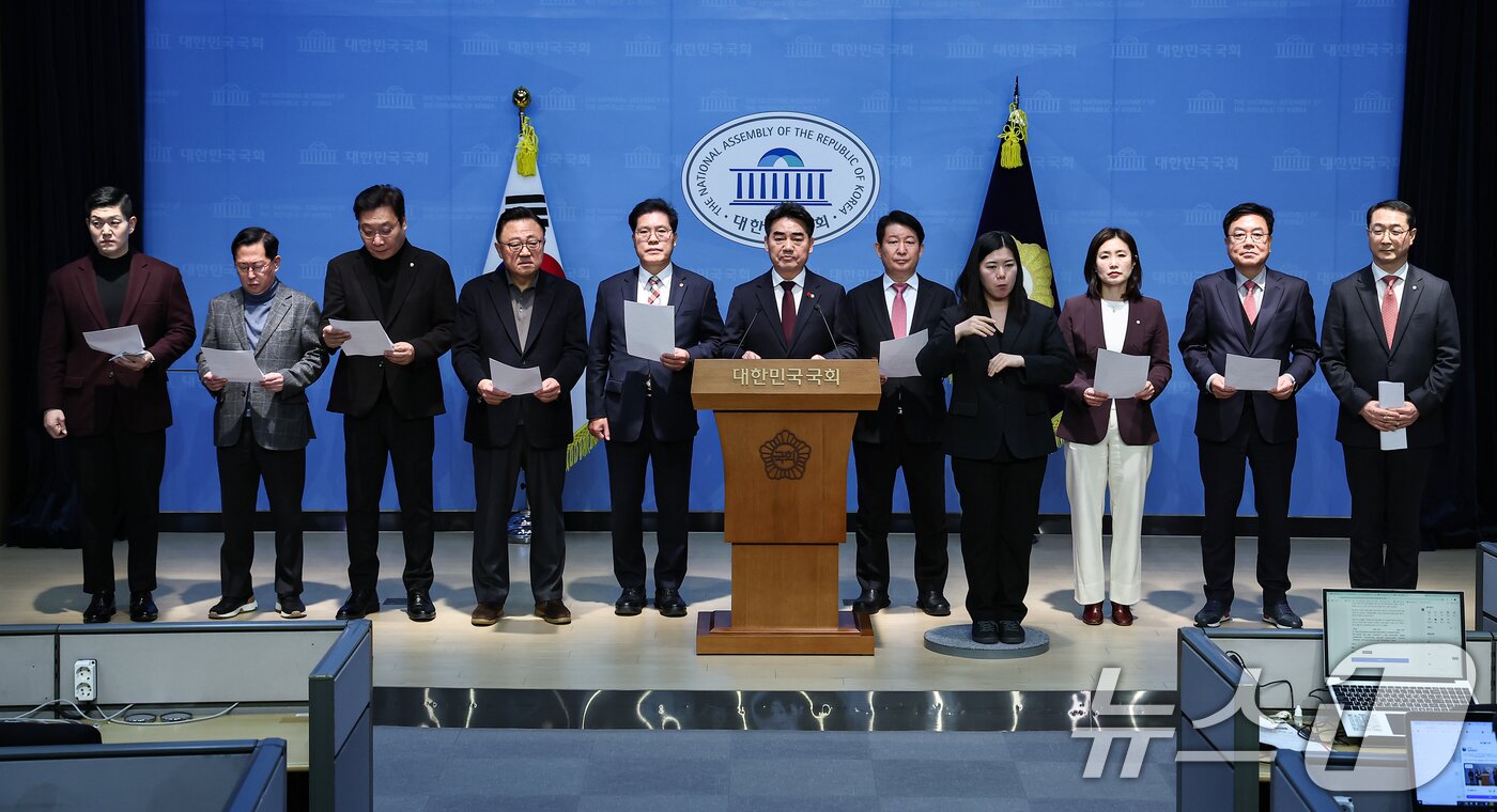 본문 이미지 - 국민의힘 당내모임인 대안과미래 의원들이 14일 서울 여의도 국회 소통관에서 윤리위의 한동훈 전 대표 제명 결정에 대한 입장을 밝히고 있다. 2026.1.14/뉴스1 ⓒ News1 김도우 기자