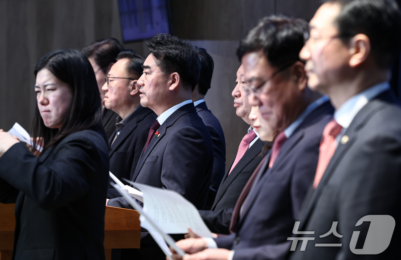 (서울=뉴스1) 김도우 기자 = 국민의힘 당내모임인 대안과미래 의원들이 14일 서울 여의도 국회 소통관에서 윤리위의 한동훈 전 대표 제명 결정에 대한 입장을 밝히고 있다. 2026 …