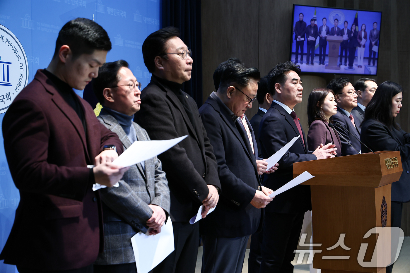 (서울=뉴스1) 김도우 기자 = 국민의힘 당내모임인 대안과미래 의원들이 14일 서울 여의도 국회 소통관에서 윤리위의 한동훈 전 대표 제명 결정에 대한 입장을 밝히고 있다. 2026 …