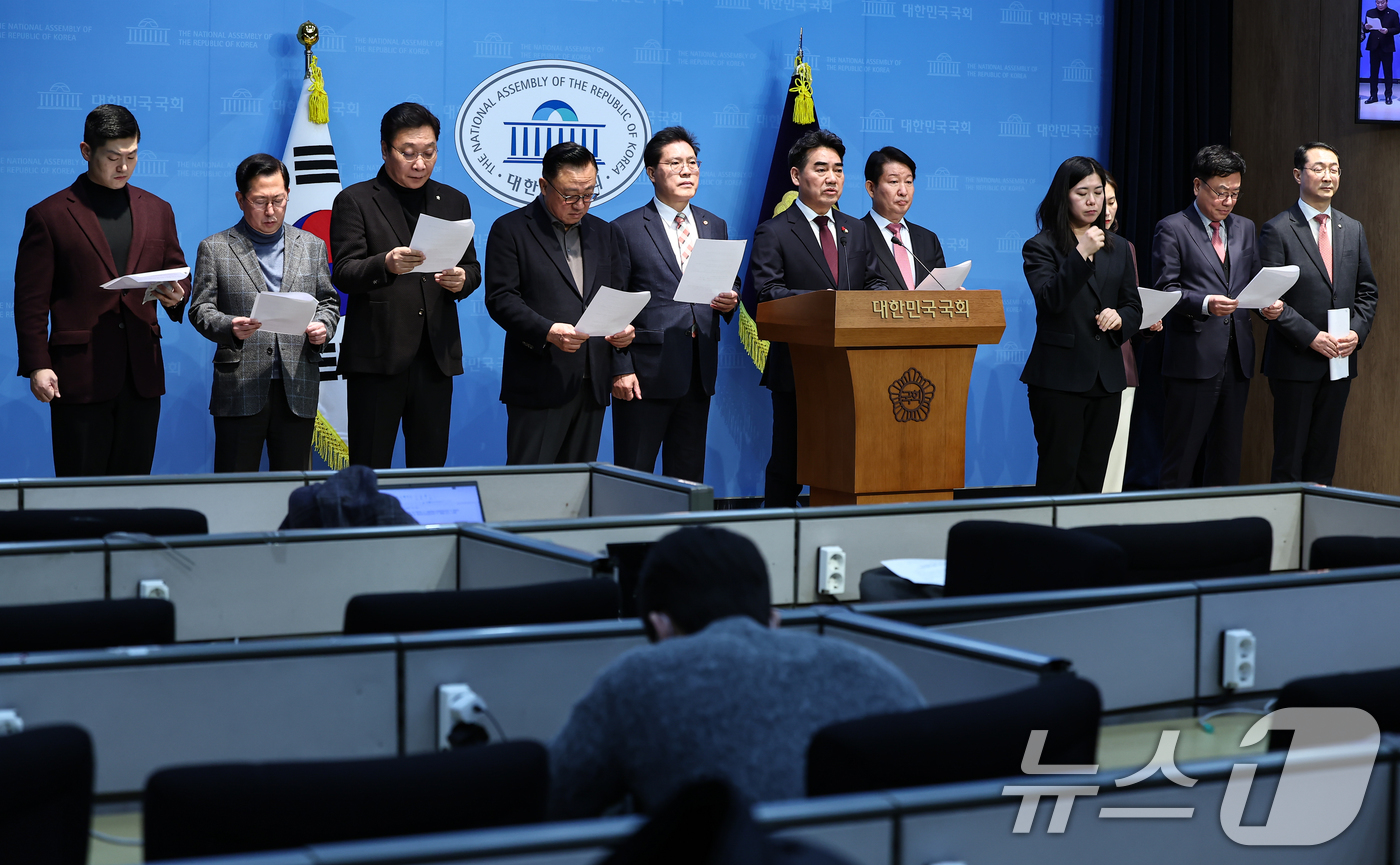 (서울=뉴스1) 김도우 기자 = 국민의힘 당내모임인 대안과미래 의원들이 14일 서울 여의도 국회 소통관에서 윤리위의 한동훈 전 대표 제명 결정에 대한 입장을 밝히고 있다. 2026 …