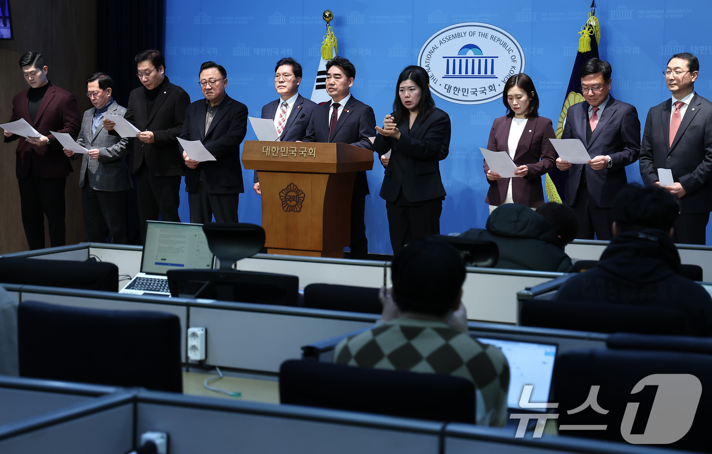 (서울=뉴스1) 김도우 기자 = 국민의힘 당내모임인 대안과미래 의원들이 14일 서울 여의도 국회 소통관에서 윤리위의 한동훈 전 대표 제명 결정에 대한 입장을 밝히고 있다. 2026 …