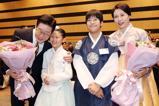 이재명 대통령 부부 '화동들과 함께'