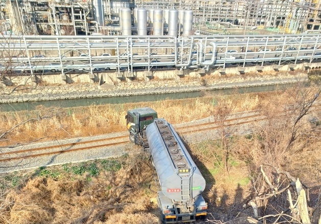 여수서 탱크로리 차량, 승용차와 추돌 후 철길로 추락