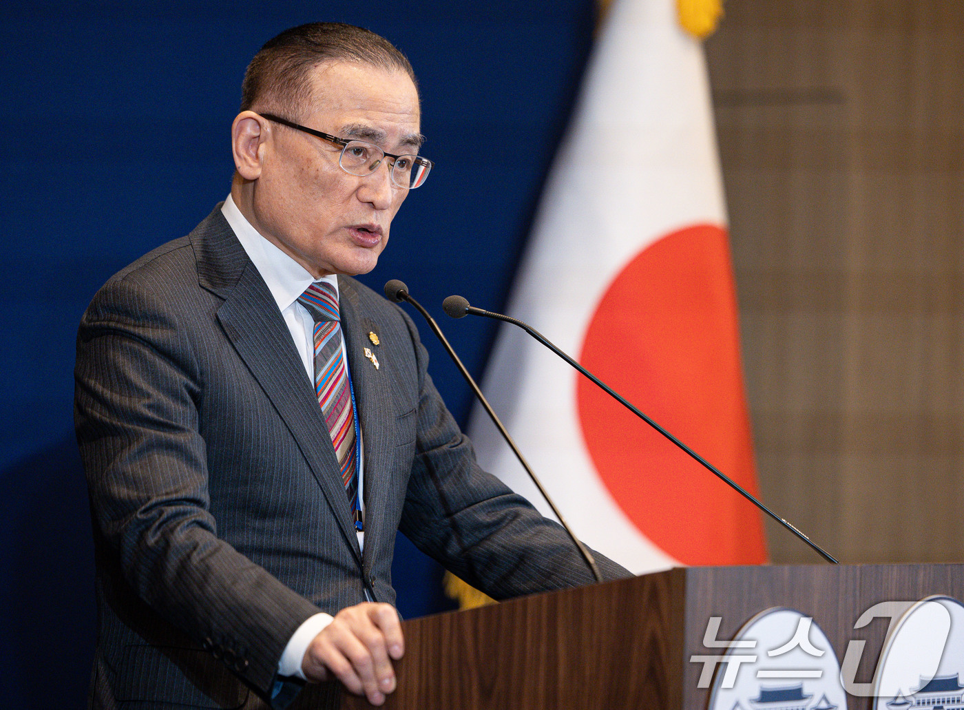 (오사카(일본)=뉴스1) 이재명 기자 = 위성락 국가안보실장이 14일 일본 오사카에 마련된 대한민국 프레스센터에서 한일 정상회담 등 주요 성과 관련 브리핑을 하고 있다. 2026. …