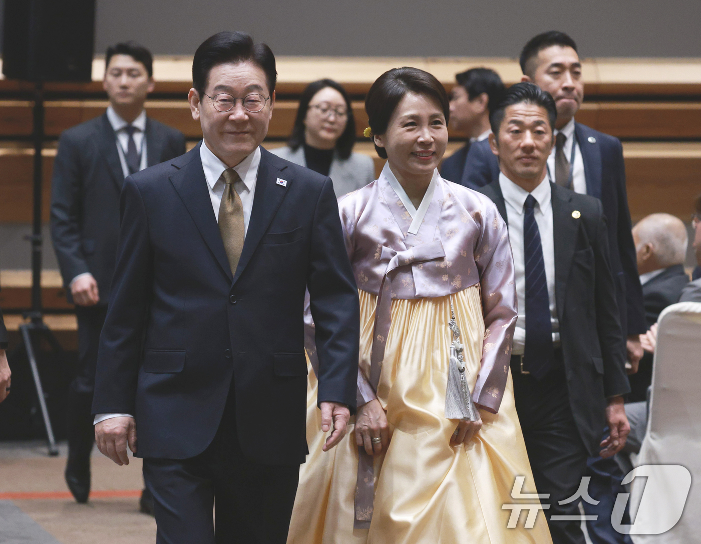 (나라(일본)=뉴스1) 이재명 기자 = 이재명 대통령과 김혜경 여사가 14일 일본 나라현의 한 호텔에서 열린 간사이 동포 간담회에 입장하고 있다. 2026.1.14/뉴스1